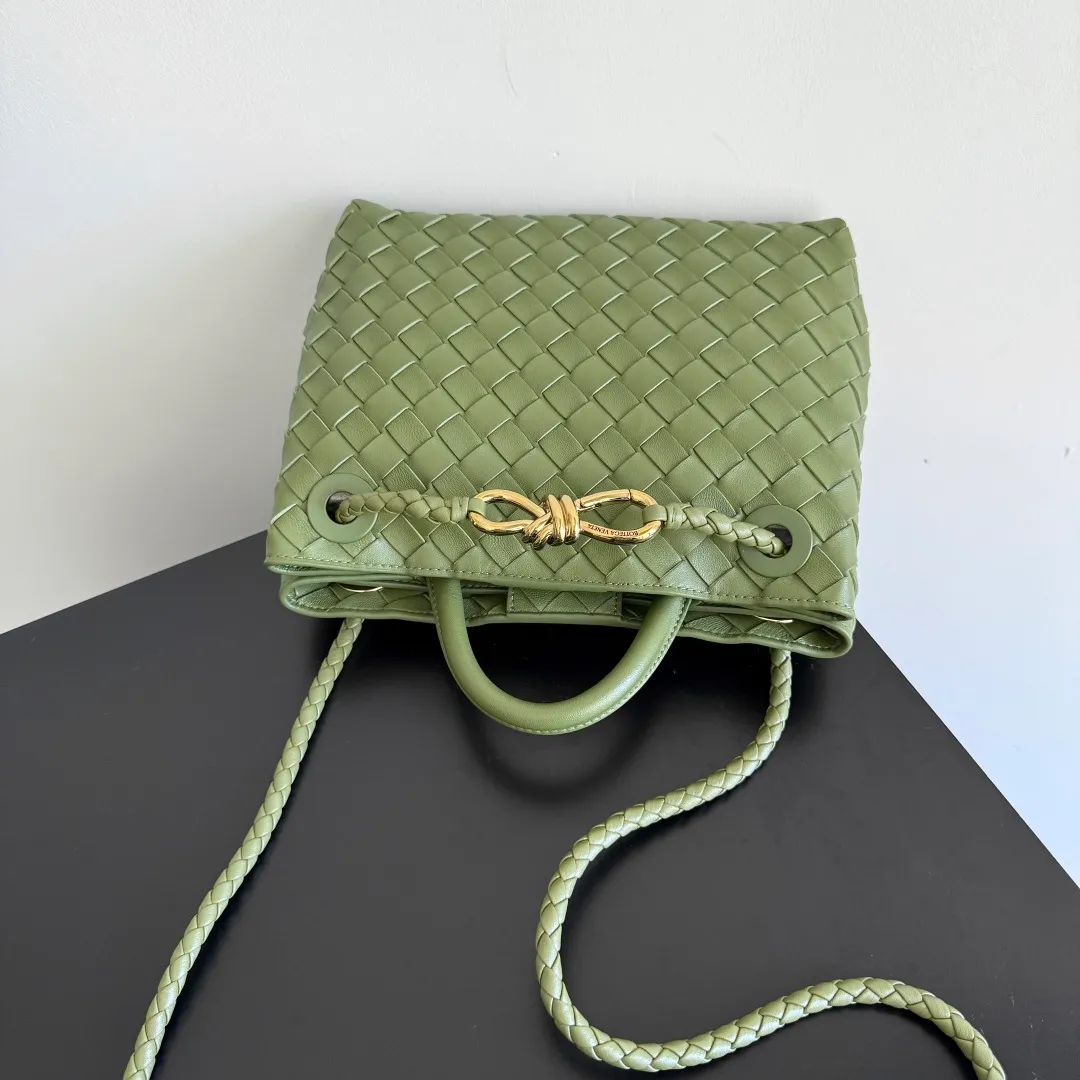 The 2023 new Andiamo batch 1860BV is shipped‼ ️Really popular🔥The new Andiamo woven handbag launched by Bottega Veneta this season is really popular all over the world! ! Celebrities at home and abroad have worn it, and Oscar-winning actress Michelle Yeoh has taken it out on the street. Song Jia, Trai Yara, Yu Feihong, Sanji Ayaka, Rosie Hunting-Whiteley, Yoshioka Riho, etc. have all picked up this bag. It is classic and versatile, showing off its temperament, and the bag capacity is also large, which is very convenient for daily commuting! ! A variety of carrying methods, the shoulder straps can be adjusted by yourself, the original lambskin feels soft and delicate, and the unisex style breaks gender boundaries and brings a more practical and longer-lasting use experience. Andiamo, which has both elegant and casual styles, perfectly interprets the true appearance of "fashionable old money style". Style number: 743568 Size: 25*22*10.5cm